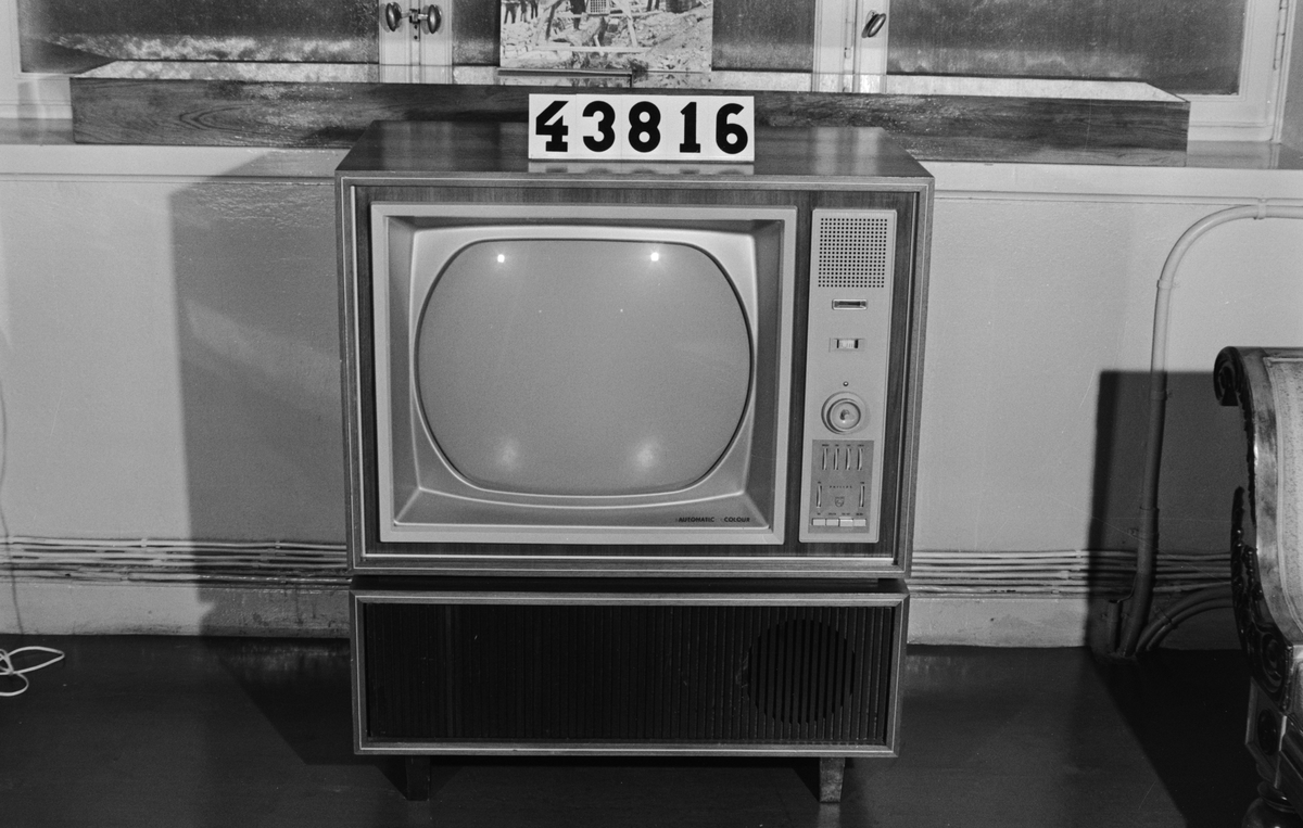 Televisionsapparat, stor golvmodell, färg-TV med två kanaler.