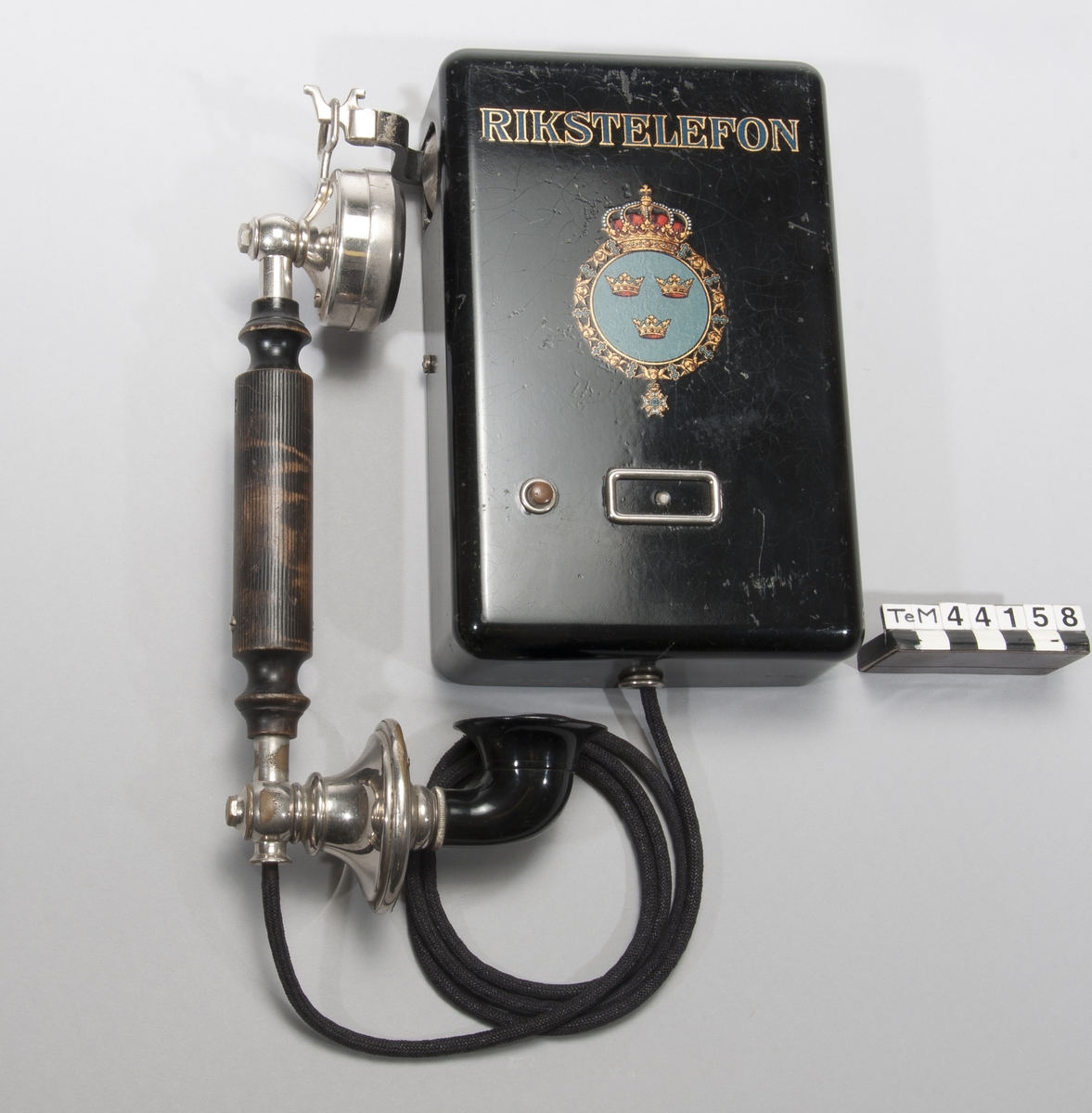 Telefonapparat, väggmodell av plåt, med emblem. För CB-system. Märkt: Rikstelefon Kåpan märkt: 45063