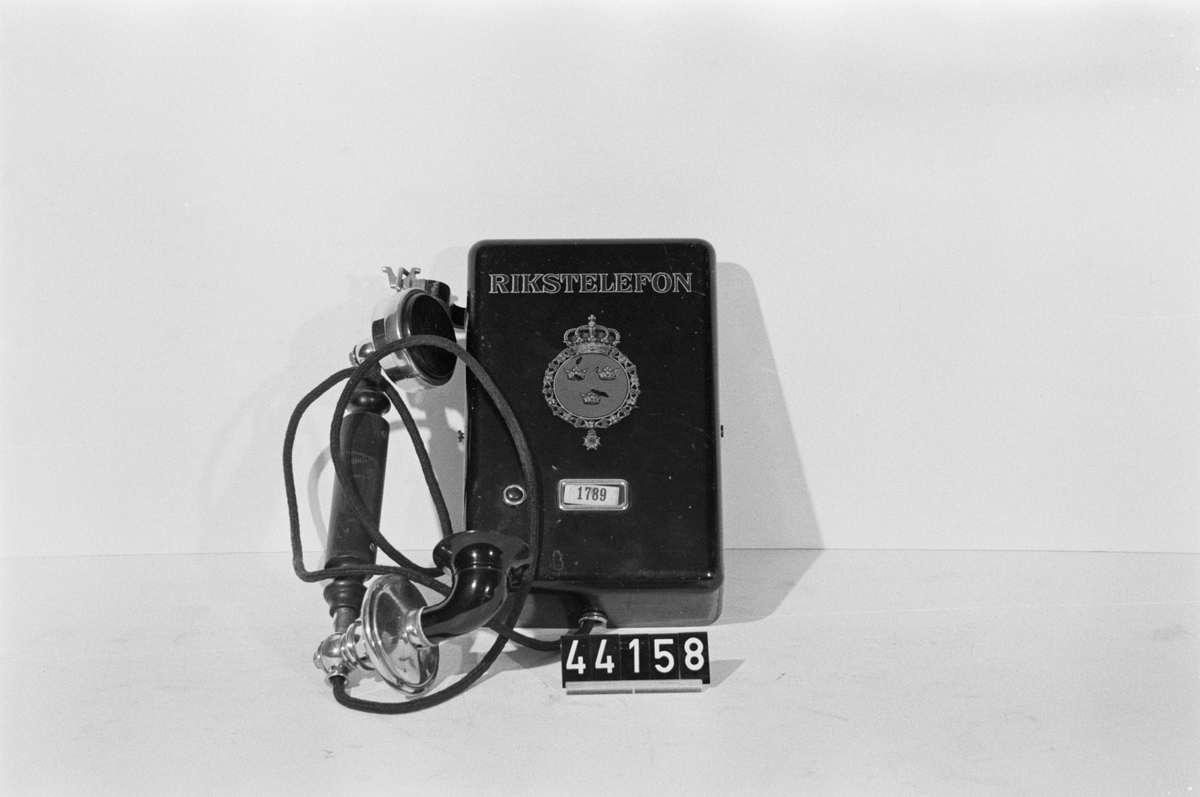 Telefonapparat, väggmodell av plåt, med emblem. För CB-system. Märkt: Rikstelefon Kåpan märkt: 45063