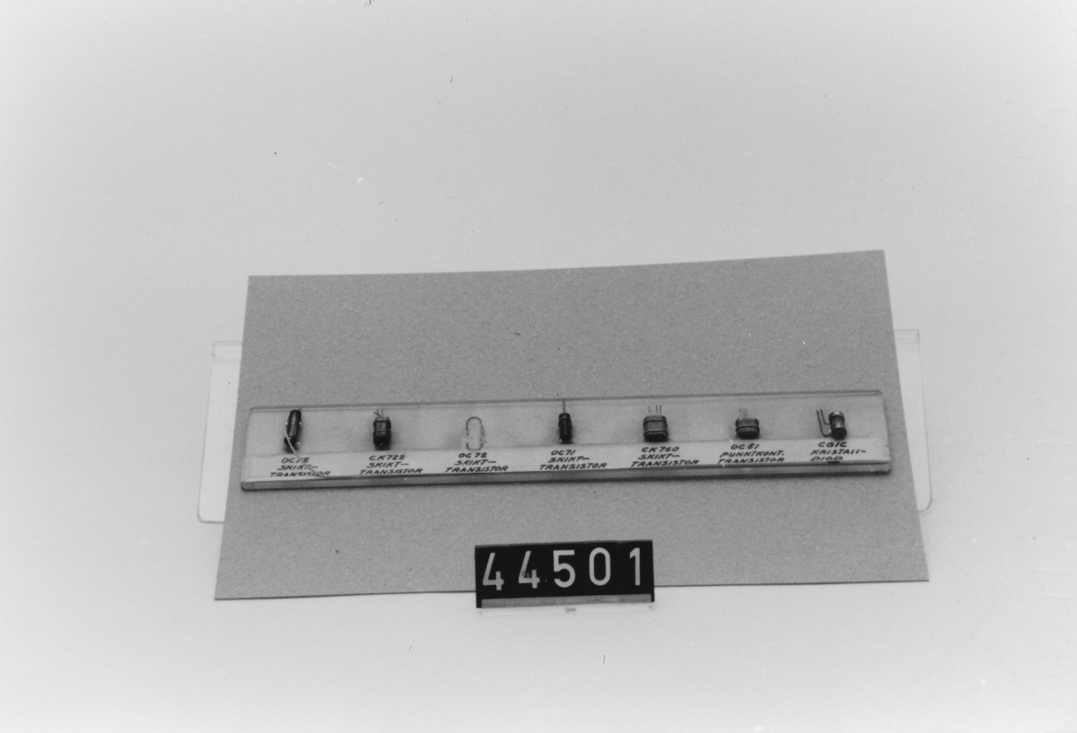 Sex st. transistorer monterade på plastskiva.