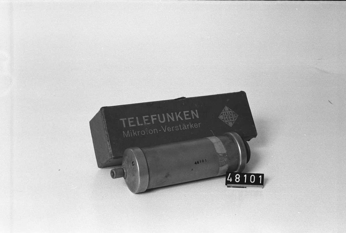 Mikrofonförstärkare Ela MZ 028/1, nr: 3694 märkt: " Georg Neumann & Co Berlin SO 16, Siemens" plaserad i pappkartong märkt:" Telefunken Mikrofon-Verstärker" tillhör mikrofonkapsel ELA MZ 032/2