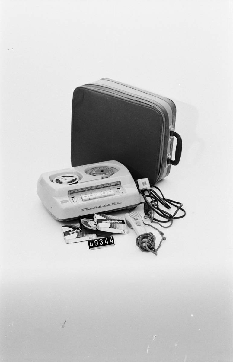 Diktafon i grå väska, inkl. mikrofon, nätsladd och tre band.