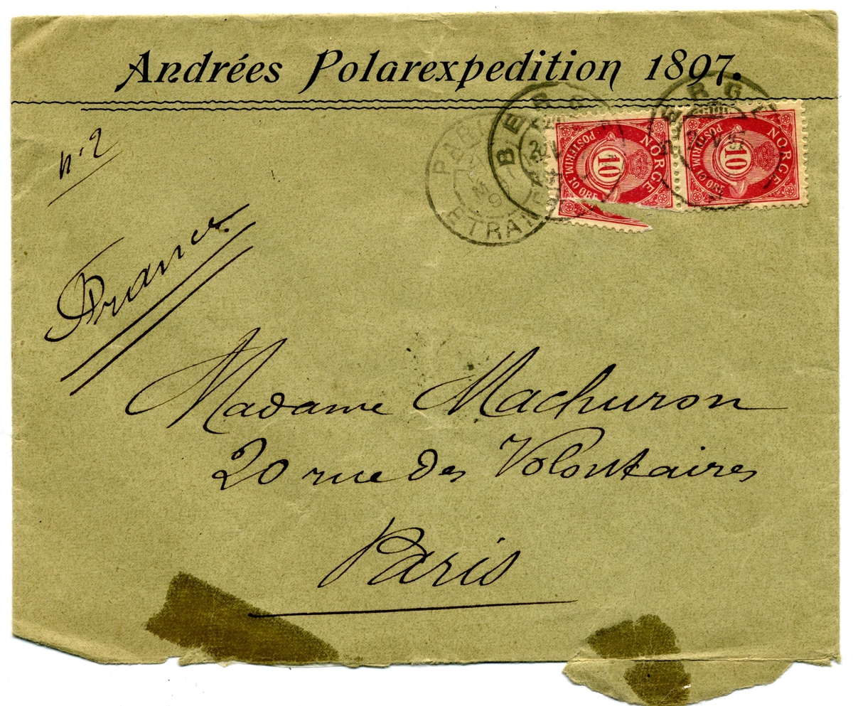 Ljusgrönt kuvert, öppnat i nederkantens långsida, med två norska postmärken á 10 öre, till madame Machuron.