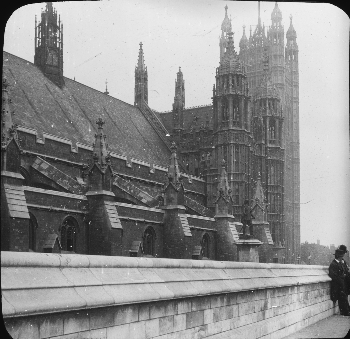 Skioptikonbild med motiv av Palace of Westminster vid Cromwell Green.
Bilden har förvarats i kartong märkt: ?