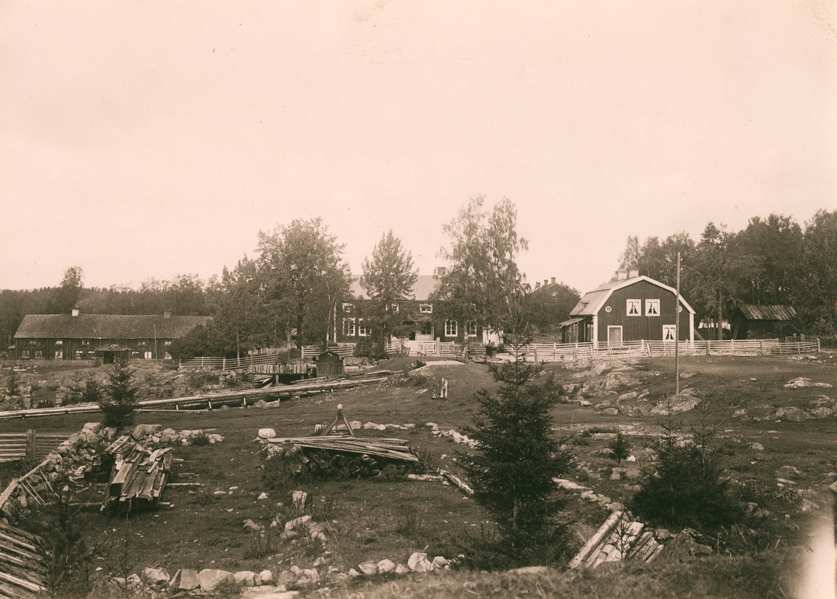 Katrinebergs Bruk i Hälsingland.
Bruket var nedlagt då fotografiet togs.