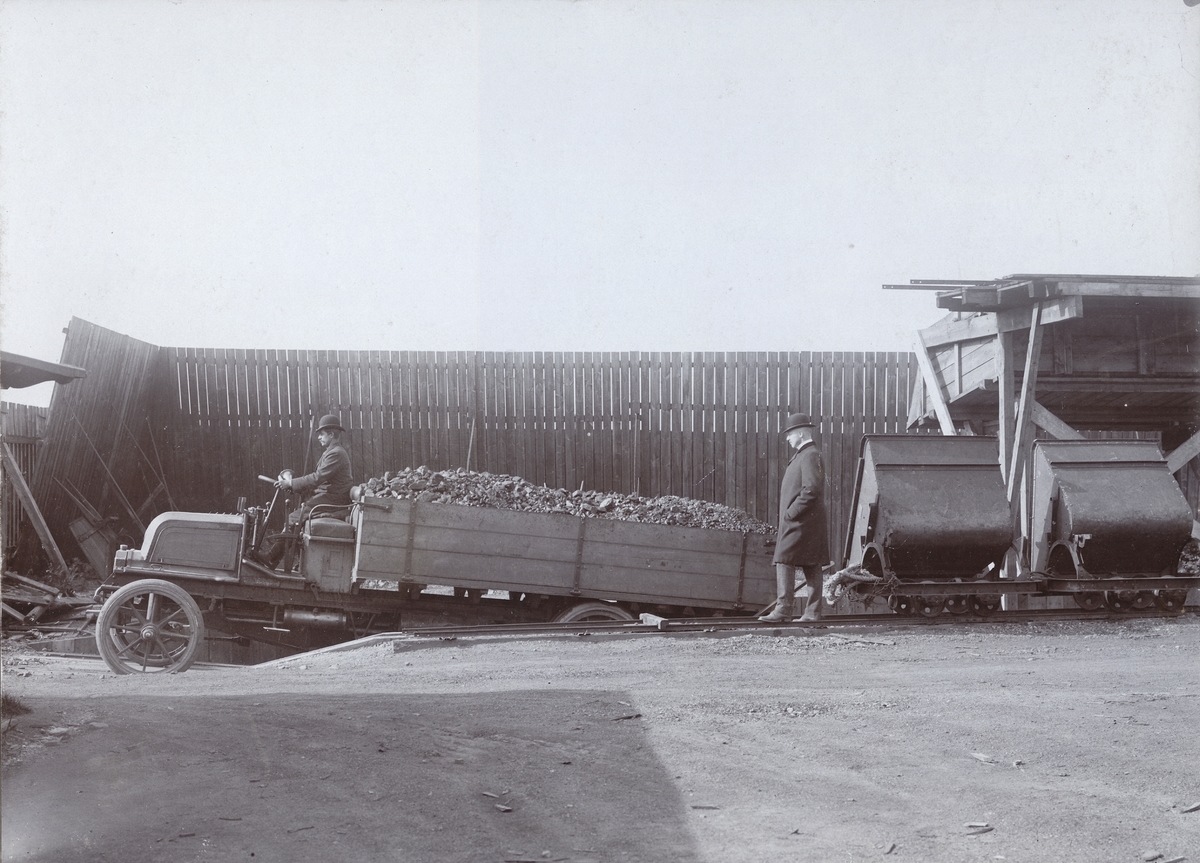 Daimler lastbil, demonstration stenbrott omkring 1905. Bild i serie av tre. DIG92699-DIG92701.