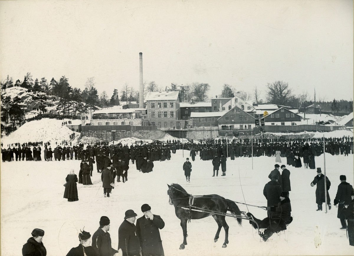 Travtävling på isen på Järlasjön framför John Wideqvists Läder- och Remfabrik i Järla, 1896.