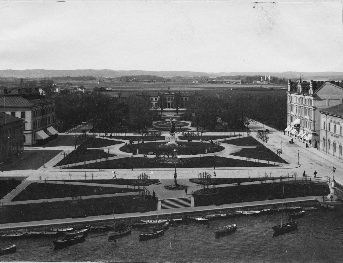 Karl Johans park i Norrköping 1901. Järnvägsparken och Centralstationen i fonden. Bild från tidskriften Hemmets bildmaterial.