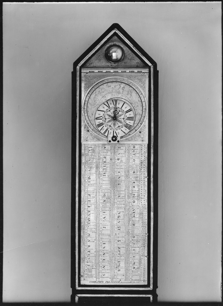 Christopher Polhems astronomiska ur i sitt fodral av svartmålat furu.