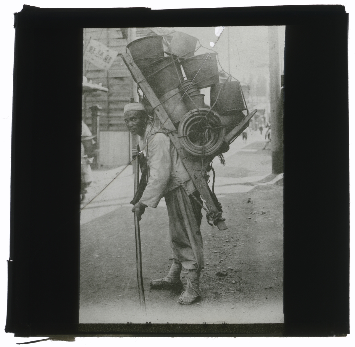 Hinkförsäljare i Korea. Bilden är inköpt av C. Fredrik W. (missionär i Korea 1915-22) för föredrag åren 1922-1950-talets början i Sverige.