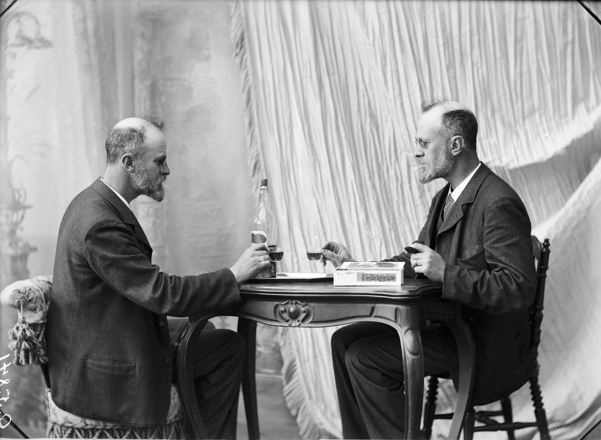 Dubbelporträtt. Thorvald Gehrman dricker likör med sig själv. Hedemora 1905. Självporträtt eller möjligen taget av hans fru Hildur.