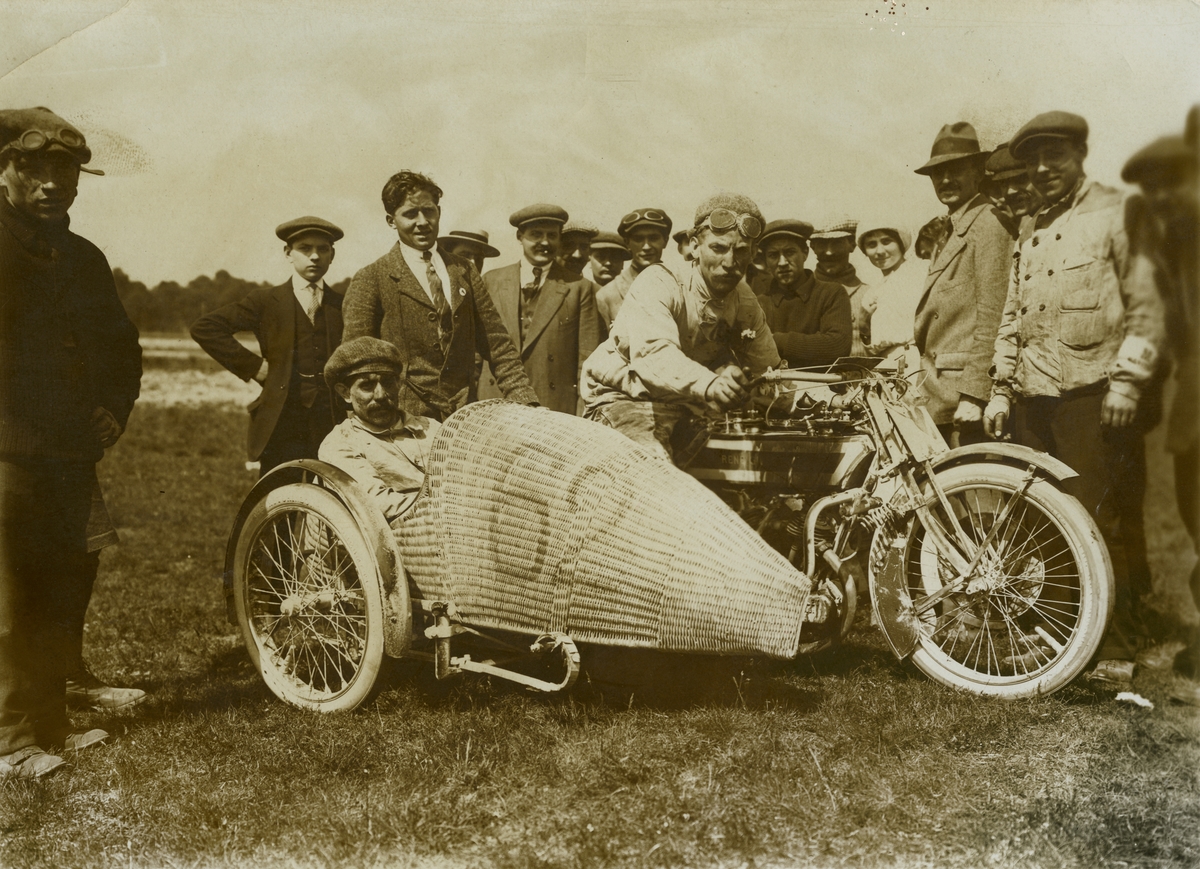 Tävlingsmotorcyklisten Meuriot på en fransk René Gillet motorcykel med sidokorg märkt "62". Från Grand-Prix för franska motorcykelklubben i Fontainebleau 28 juni 1914.