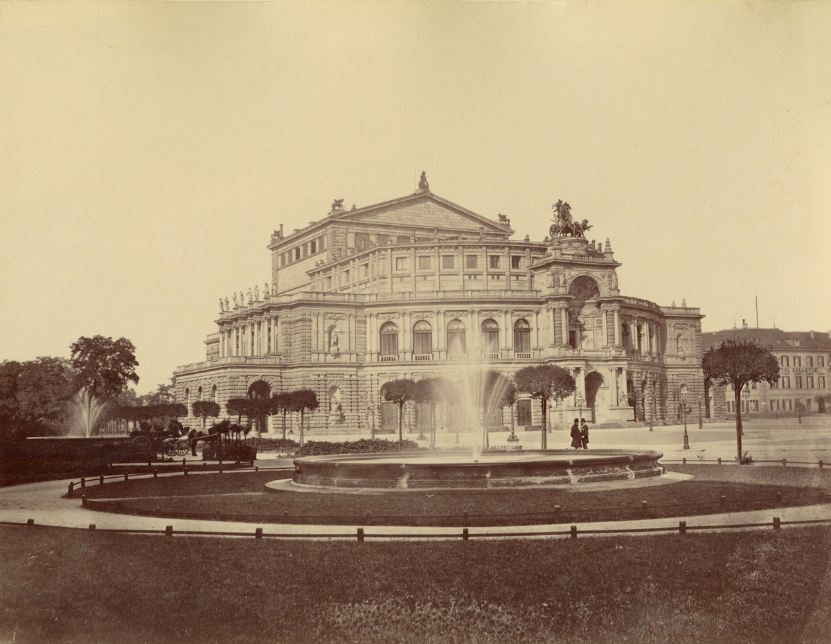 Operahuset,  Dresden, 1883.