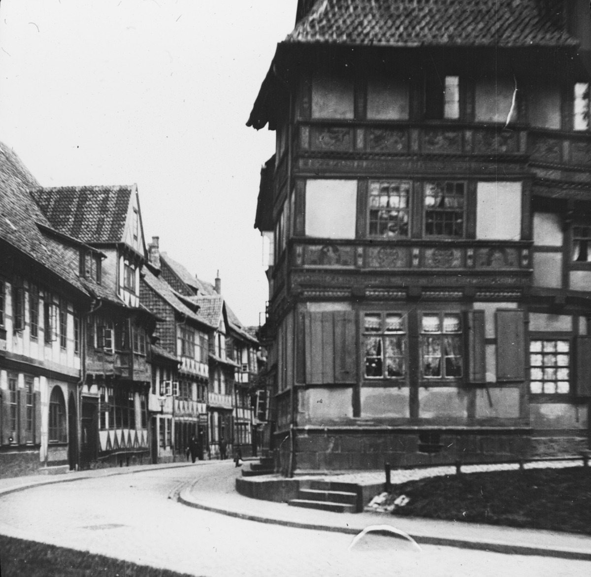Skioptikonbild med motiv från Hildesheim.
Bilden har förvarats i kartong märkt: Vårresan 1909. Hildesheim 9. VI. Text på bild: "Hinter Brühl".