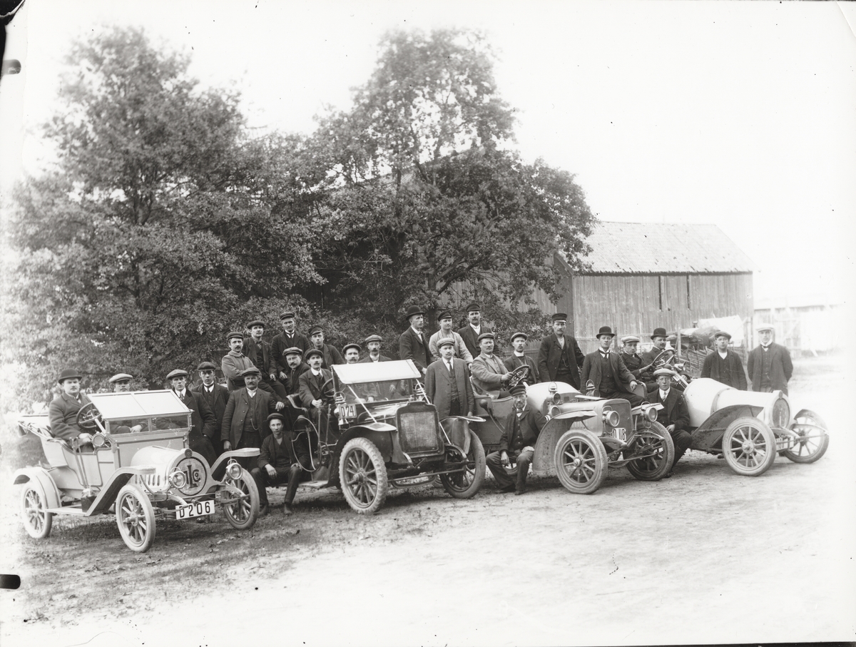 Elever vid Eric Lundviks körskola, samlade kring fyra automobiler, troligen vid utkanten av Östermalm, omkring 1915-1920.