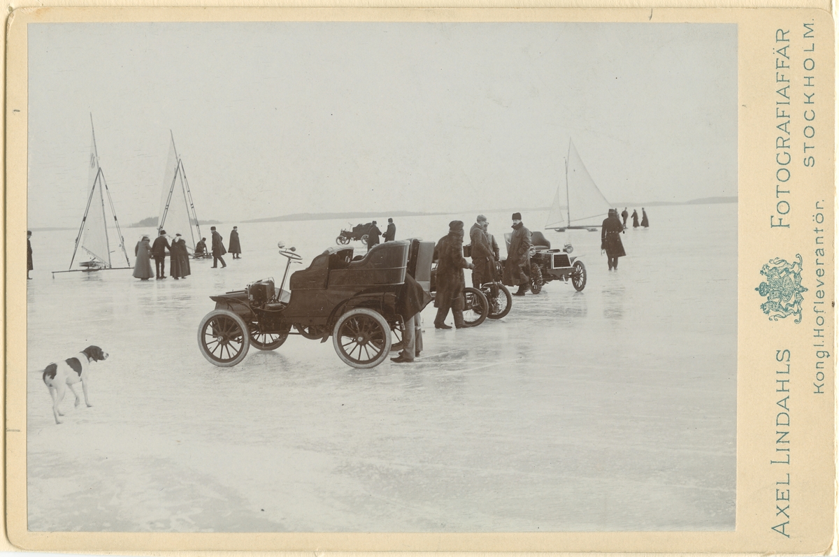 Den första biltävlingen (hastighetstävling) i Sverige avhölls på Mälarens is 1905. Egentligen skulle tävligen ha varit mellan isjakter och bilar men stiltje rådde. Vagnen närmast är en Scania-tonneau tillhörig ingenjör Victor Wallenberg, den första svensk som företog en verklig långfärd, i det att han körde en fransk bil från Frankrike till Sverige 1899. Den vagn som synes längst till höger är en Star och mannen bredvid vagnen är Emil Salmson, ägare till fotografiet.