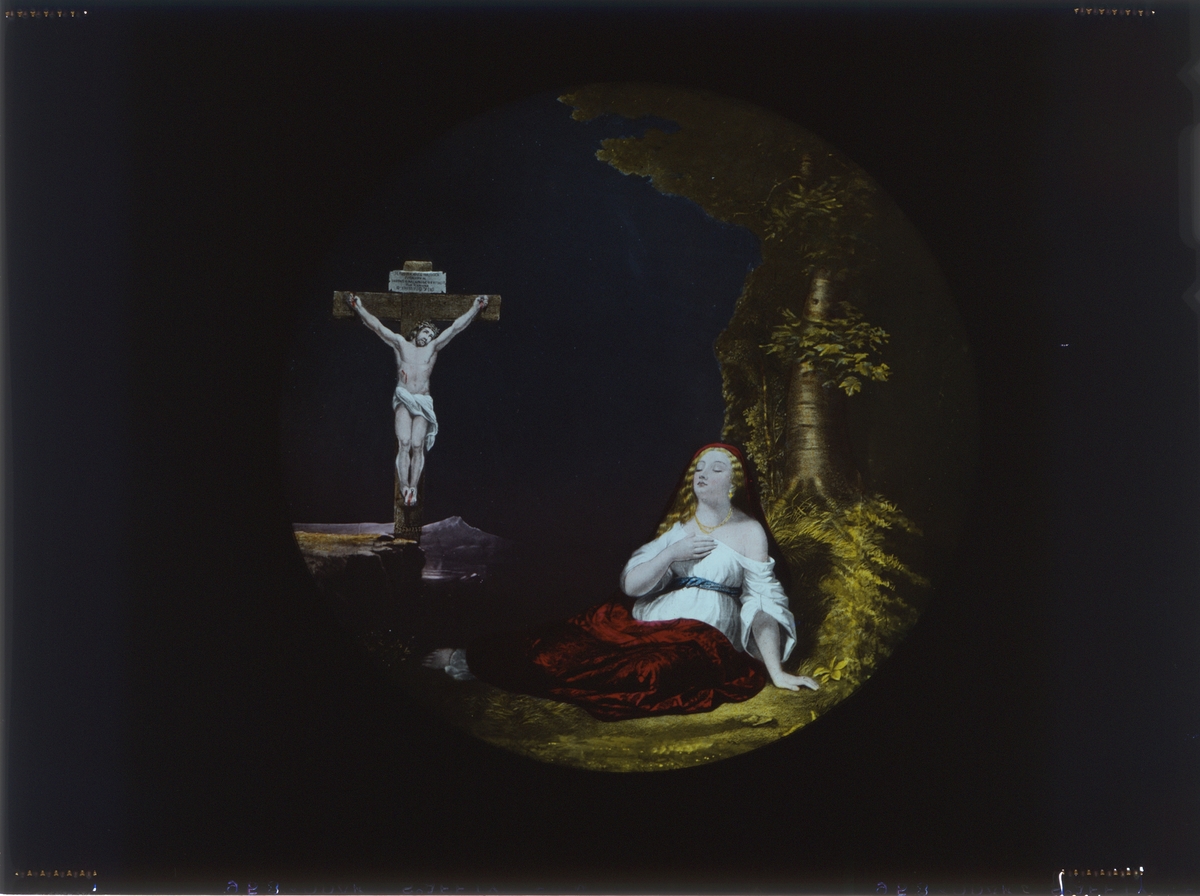 Skioptikon målad i färg på glasskiva.
"No cross, no grown".
Kvinna under träs invis korsfäst jesus. Uppenbarelsebild.