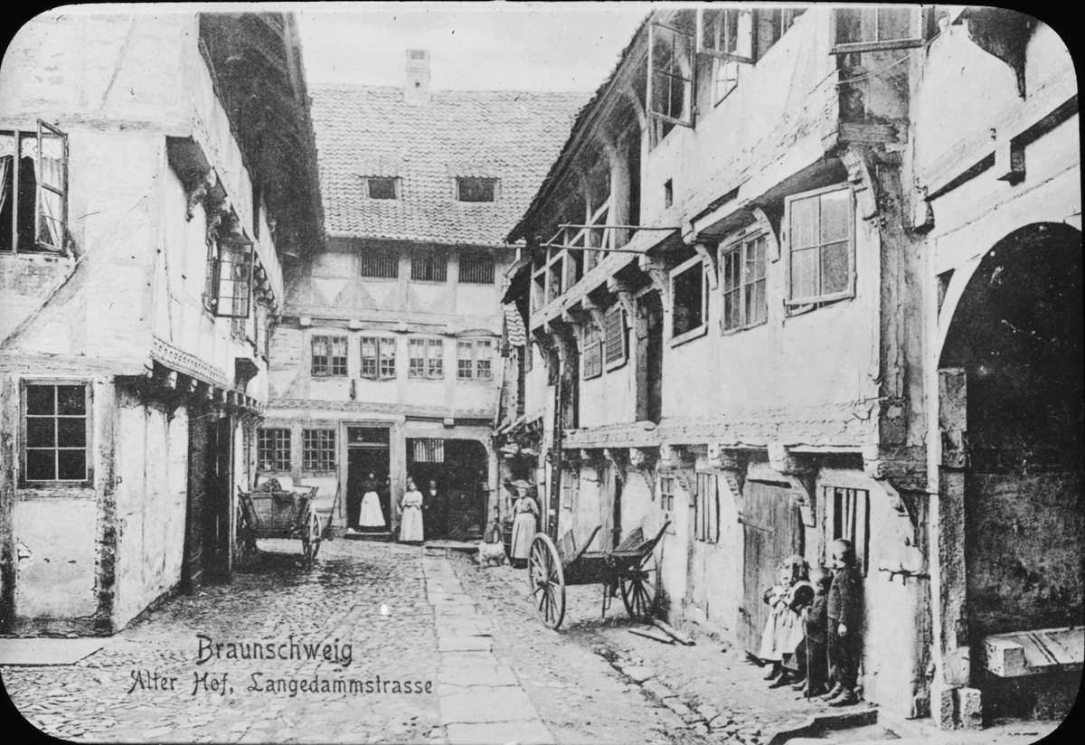 Skioptikonbild, tryckt bild med motiv av bakgata i Braunschweig.
Bilden har förvarats i kartong märkt: Vårresan 1909. Braunschweig 9. III.