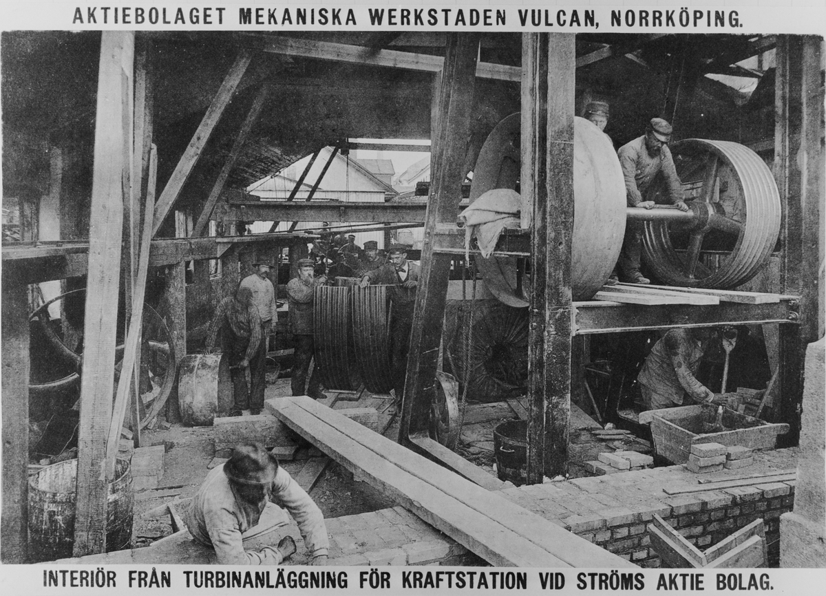 Interiör från turbinanläggning vid Ströms Bruks AB.Uppbyggnad. Maskinerna från Vulcans Mekaniska Verkstad AB, Norrköping.