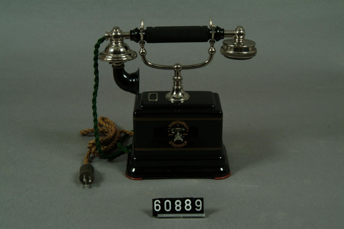 Telefonapparat, bordsmodell för centralbatterisystem, med LM Ericssons firmamärke.