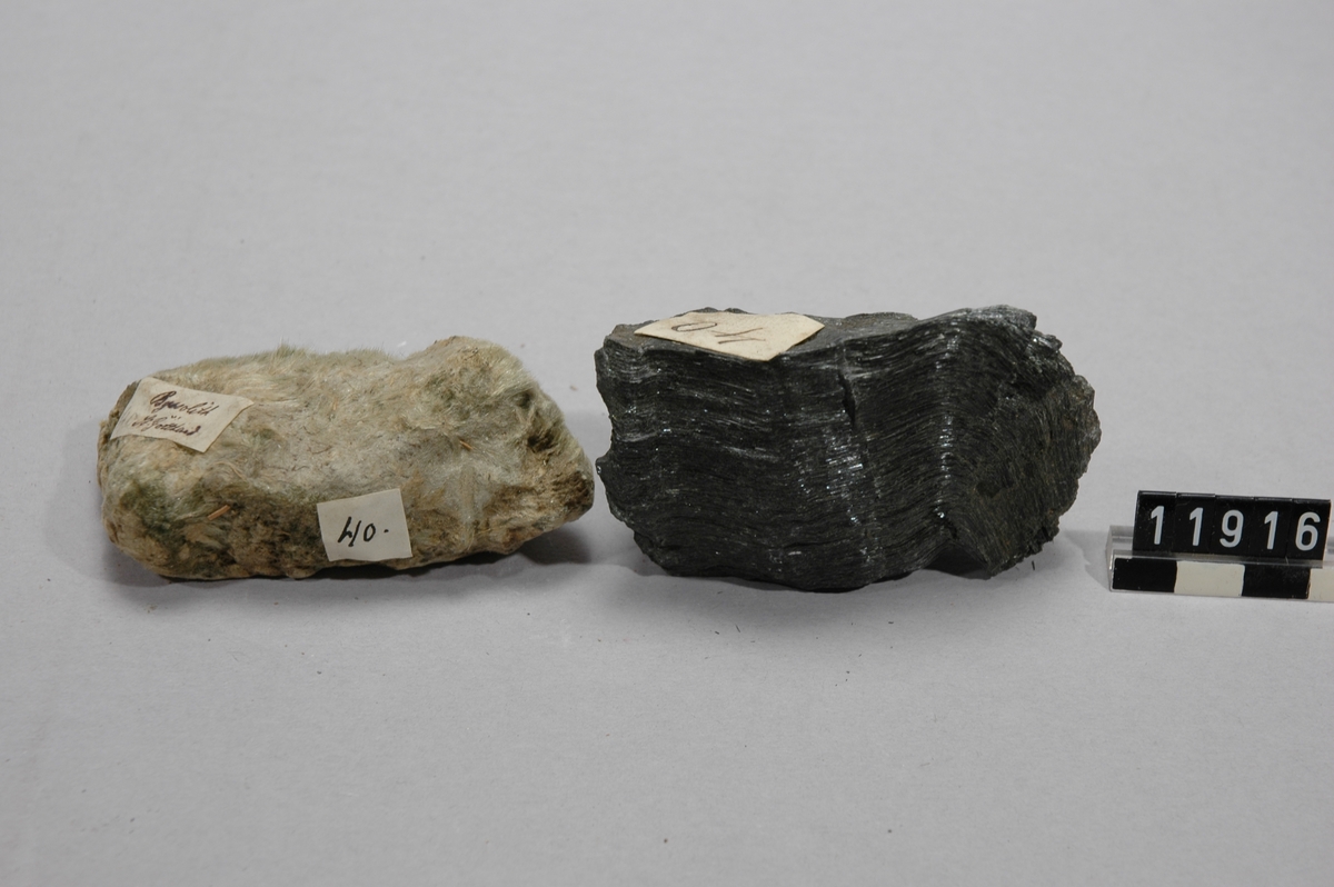 Tillhör en samling mineral m.m. Busolith-St. Gotthard ur Brukspatron Gustaf Benedicks mineralsamling och Strålsten ur Dannemora samlingen.