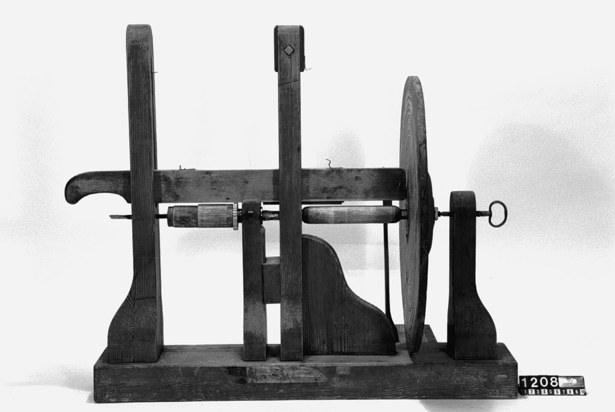 Kuggskärningsverk, kuggskärningsmaskin från 1700-talets senare hälft. Text på föremålet: "N:o 7. B-m-9 40."
