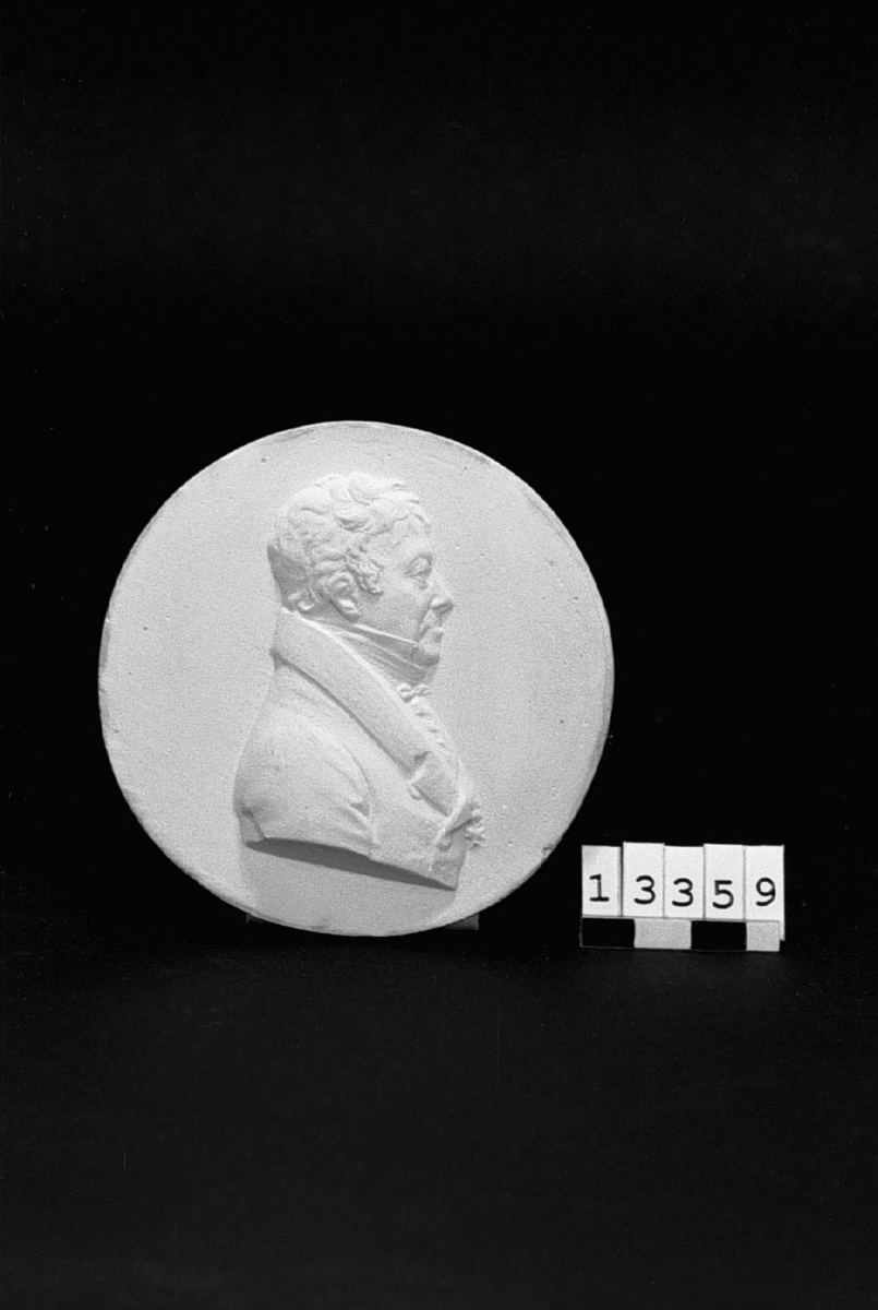 Medaljong, avgjutning i gips, över Vilhelm Hisinger, f. 1766, d. 1852. Höger profil. Tjocklek 10 mm.