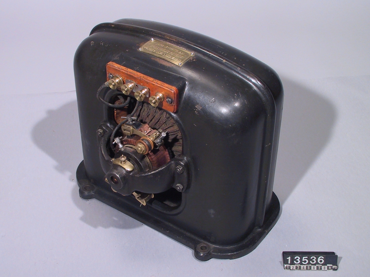Skylt märkt: "Motor No. 7104 Typ MV Wenströms Patent 110 volt 9 amp. 1 hkr 1000 hv"