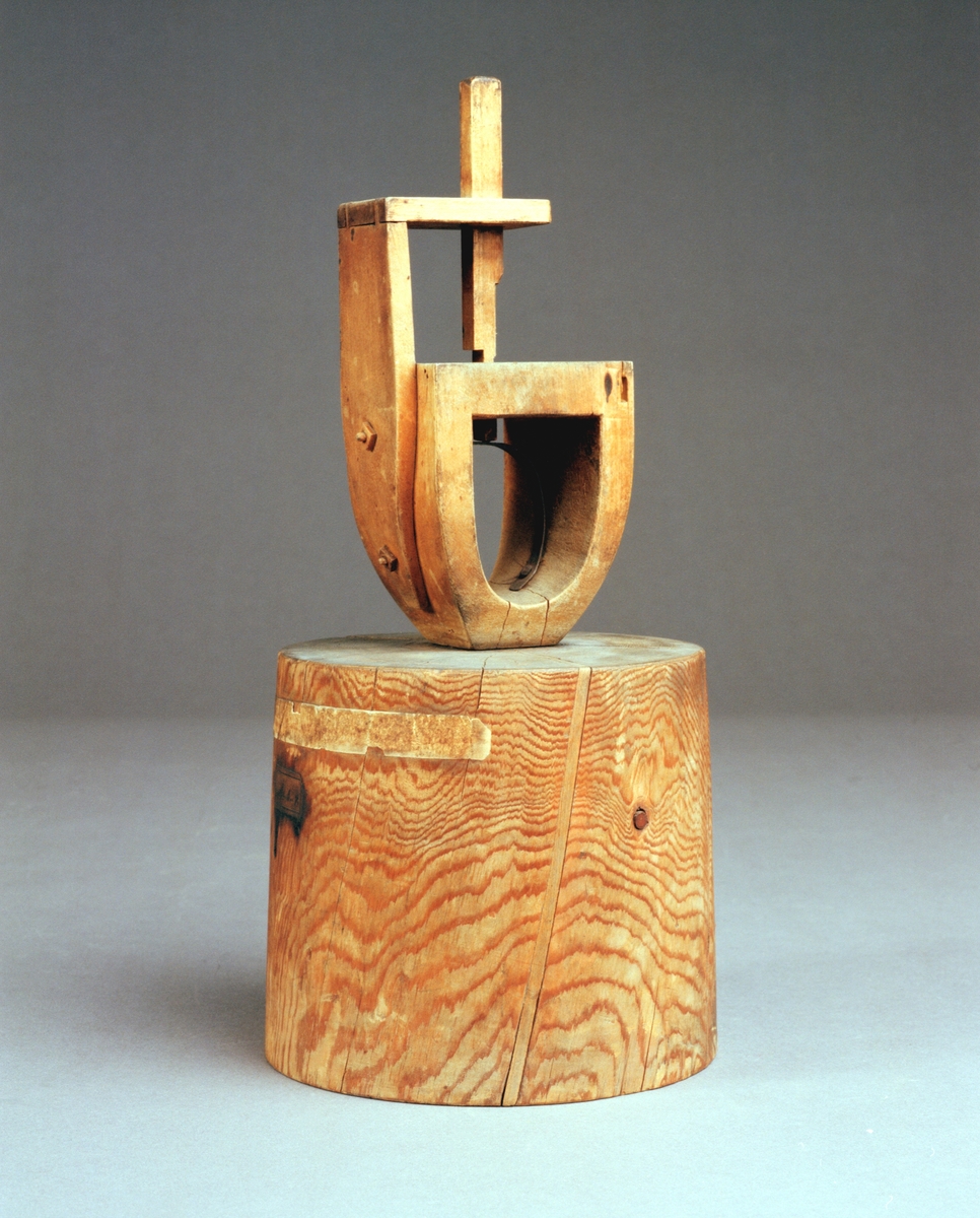 Modell av apparat för huggning av sågtänder. Text på föremålet: "N:o 148. A-1-7 37".