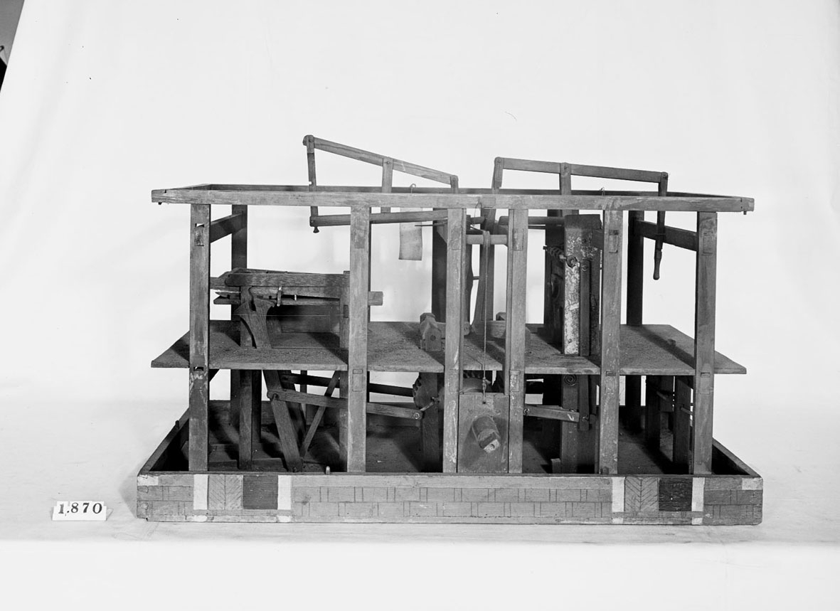 Modell av överskärningsmaskin och mangel drivna av samma vattenhjul. Text på etikett på föremålet: "N:o 176".