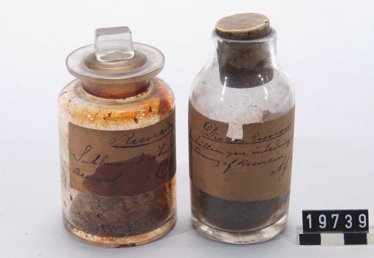 Två prov på organiska föreningar resorcin samt diazoresorcin. (färgämne?). I burkar av glas med etiketter, signerade A.G. Hermansson.