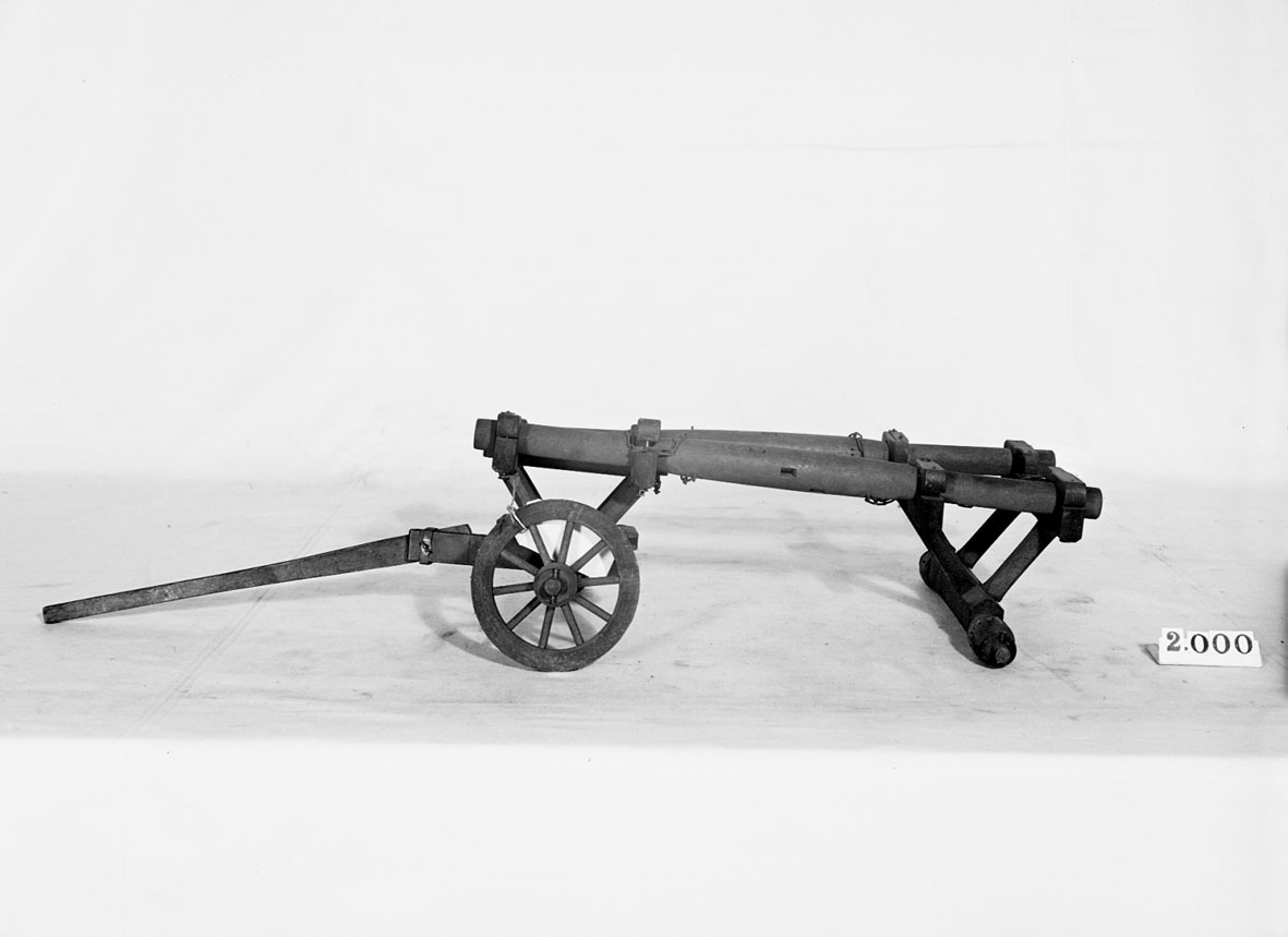 Modell av stenvagn, konstruerad av Olof Birgerson. Text på föremålet: "XVII.8". I Jonas Norbergs förteckning från 1779 beskrivs modellen på följande sätt: "Modeller på de häftyg som bondedrängen Olof Birgerson från Nerike, påfunnit, hvarmed stora stenar lätteligen uppbrytas och bortföras."