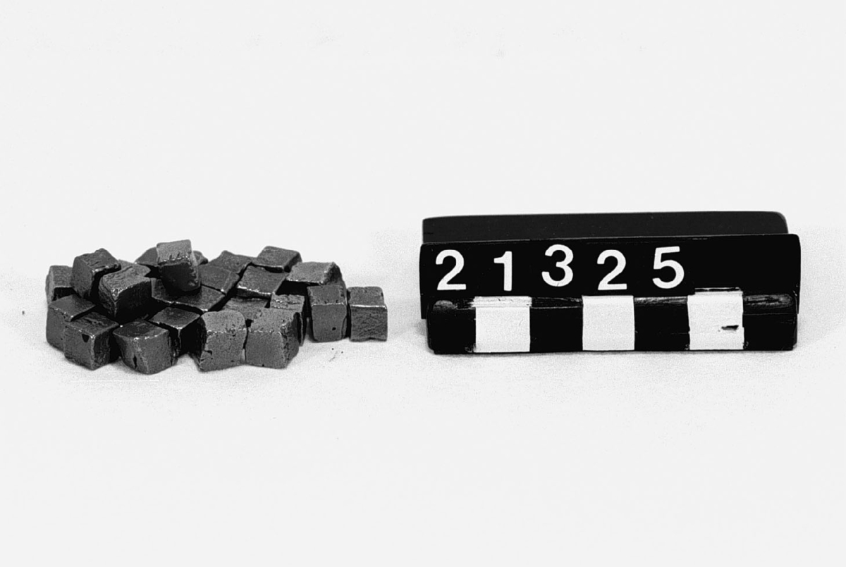 26 st. nickeltärningar från Kleva gruva och Nickelverk. Av olika storlek, typisk storlek 9 x 7 x 6 mm.