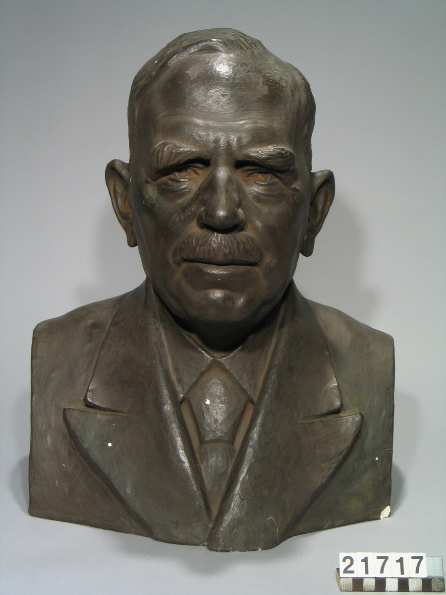 Byst i gips Carl Edvard Johansson (1864-1943), utförd av skulptör Carl Eldh. Patinerad på Tekniska Museet jan. 1944.