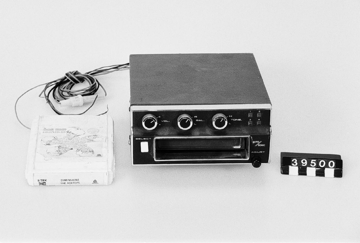 Stereo-8 var ett format med kassettband med ändlös bandslinga.
Tillbehör: 1 st. band.