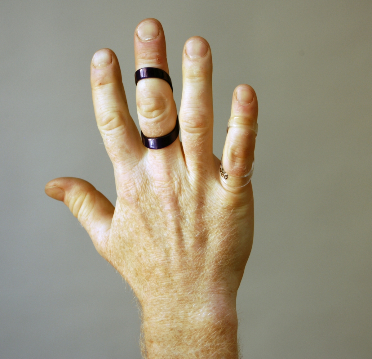 Fingerfärdig är en ring och samtidigt ett hjälpmedel. Ett fingerstöd som stabiliserar fingret allmänt vid ledsvaghet och motverkar "svanhalsdeformitet" som kan utvecklas vid kronisk reumatism. Fingerfärdig är registrerad som varumärke och finns i tre olika material: guld, silver samt plast i olika färger.