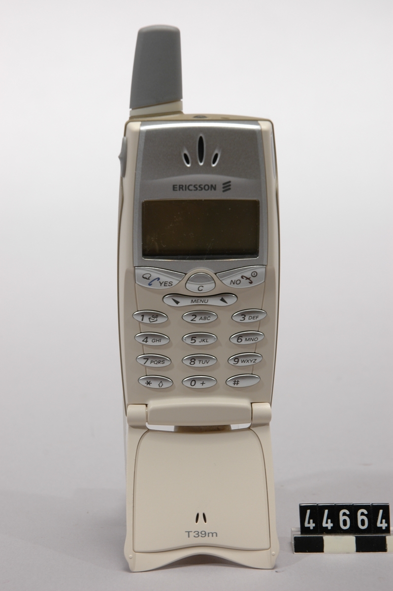 Mobiltelefon i originalförpackning, obegagnad.  Trebands GSM mobiltelefon med 101x54 pixlars monokrom display. Inbyggda funktioner som T9 ordbok, kalender. 300 t standby- och 11 t taltid.
