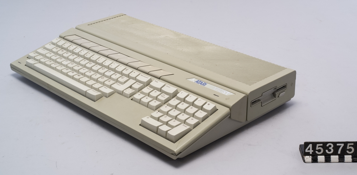 Dator med tangentbord, CPU och diskettstation för 3,5-tums disketter i samma enhet. Datorn är utrustad med en Motorola MC 68000 16/32 bitars mikroprocessor med en klockfrekvens på 8 MHz. 1048576 bytes RAM, 196608 bytes ROM. Liksom sin föregångare 520ST har den en in- och en utgång för MIDI.  Datorn körde TOS (The Operating System) på en inbyggd ROM. Grafisk upplösning 640x400 monokrom, 640x200 x 4 färger, 320x200 x 16 färger.  Typ 1040 STFM SW nr A18CX4001855M  Övriga anslutningar: Port för ROM-kassetter, två ingångar för mus/joystick, anlsutninar för modem, printer och extern hårddisk. Mångpoliga DIN-kontakter för floppy disk och monitor. Videosignal via RCA-kontakt till TV.