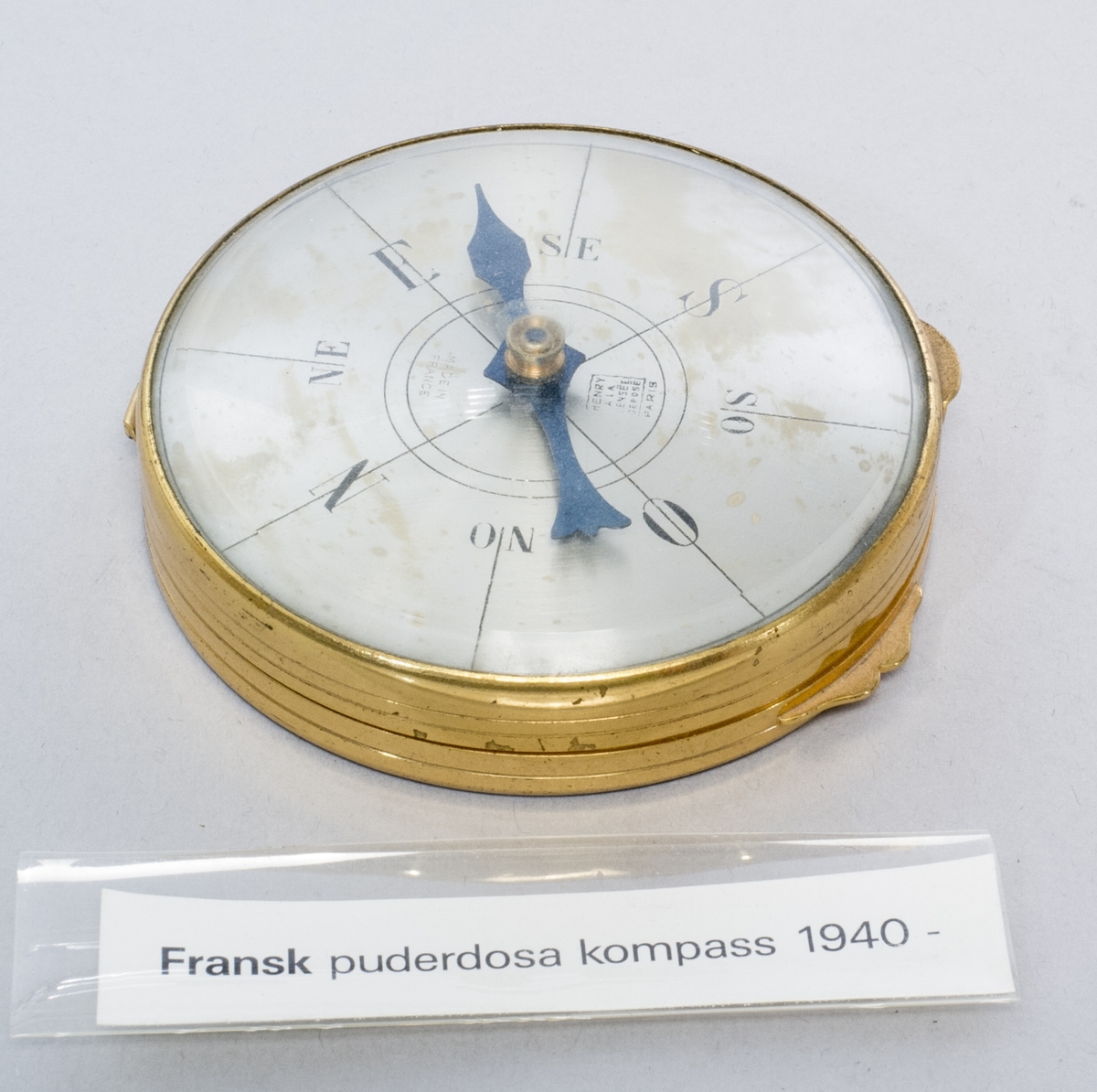 Puderdosa med kompass och spegel, märkt Henry à la Pensée Deposée, Paris.