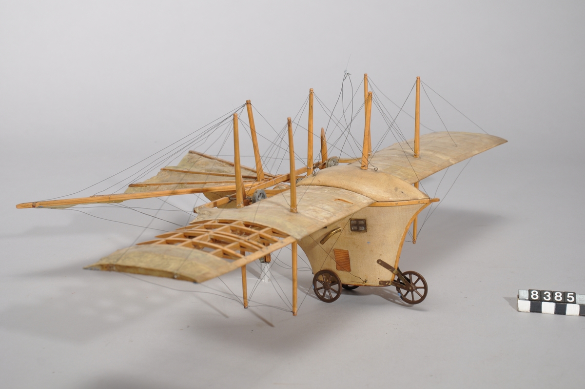 Modell i skala 1:50 av Henson och Stringfellows förslag till ett ångmaskinsdrivet flygplan. Tillverkad av trä med tygklädda vingar.