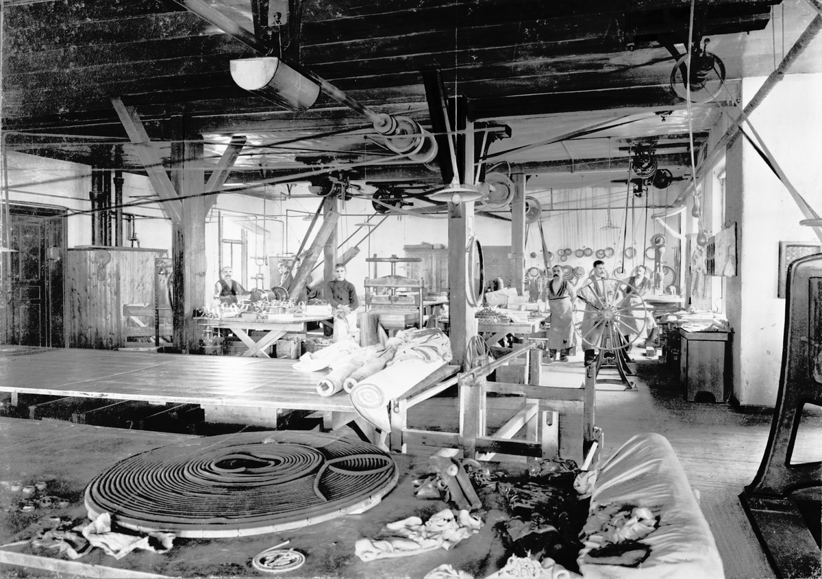 Tillskärningssal vid Helsingborgs Gummifabrik i början av 1900-talet.