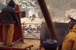 Mannskap på dekk under kornlastingen av M/S ‘Vikara’ (b.1973