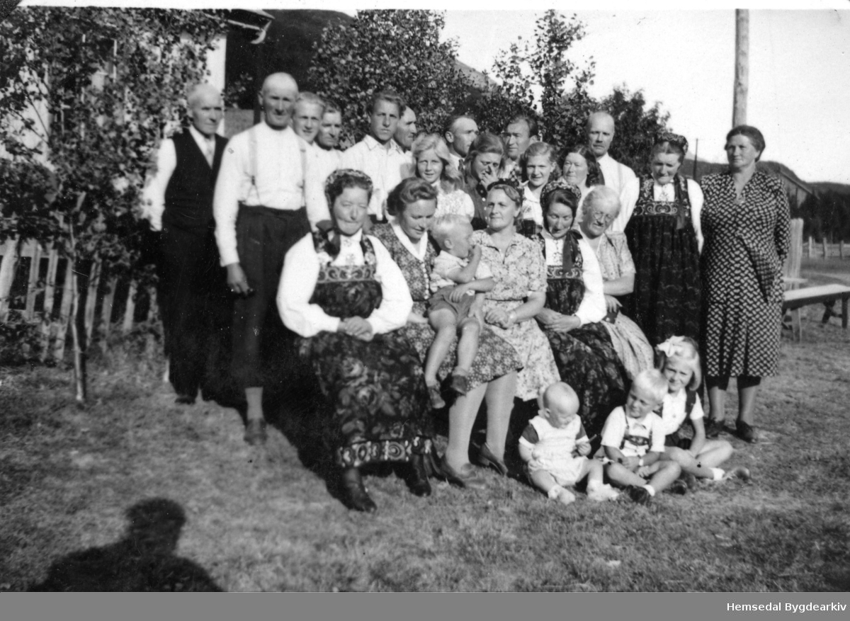 Gravferdsdagen til John W. Wøllo frå garden Søre Vøllo, 85.1, i Hemsedal i 1947. Fullstendig namneliste på personane er akrivert i Hemsedal Bygdearkiv.