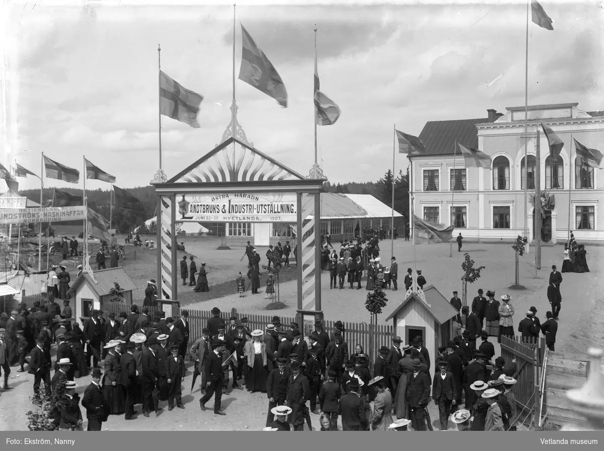 Folksamling framför samrealskolan vid Östra härads lantbruks- och industriutställning 1907.
