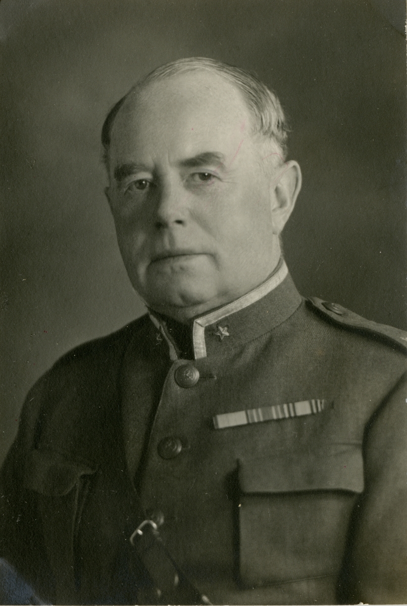 Porträtt av Pehr Olof Carlander, officer vid Älvsborgs regemente I 15.

Se även bild AMA.0001865.