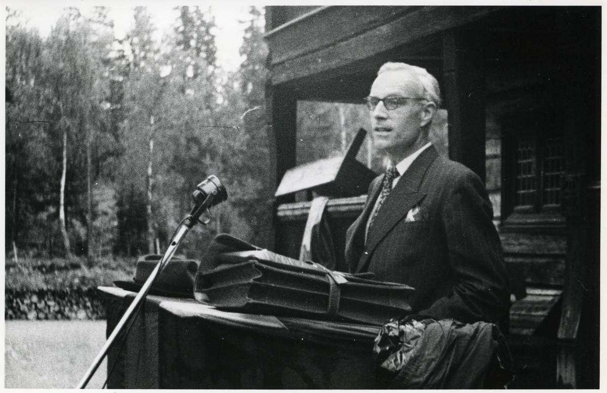 Bildet viser sogneprest i Øystre Slidre (1910 - 1987), Herman Ditlev Kvarving.