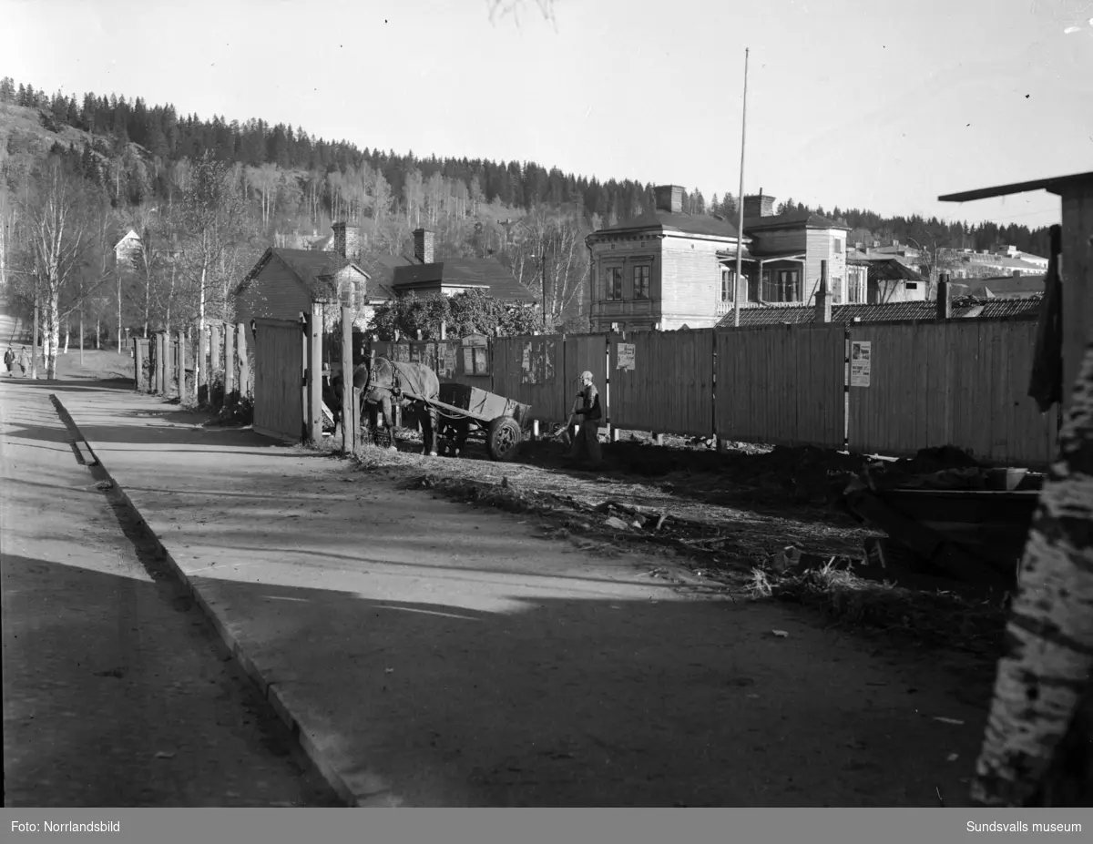 Två bilder från västra delen av gamla Norrmalm. Ett plank håller på att flyttas in en bit för att förbättra sikten för trafikanterna.