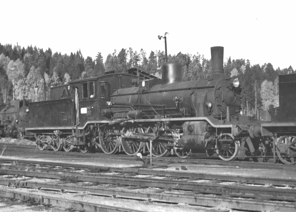 Damplokomotiv 18c 245 utenfor lokstallen på Hønefoss.