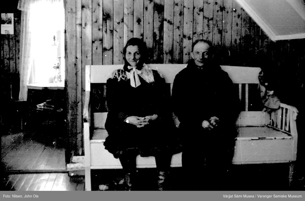 Eldre par som sitter på en trebenk. April 1966.