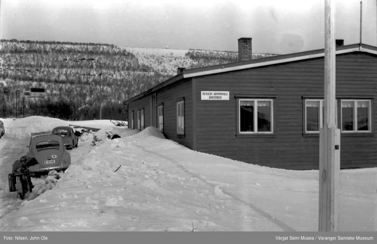 Det gamle kommunekontoret, kalt "kommunebrakka" i Rovvejohka / Nyborg i Unjárgga gielda / Nesseby kommune. April 1966.